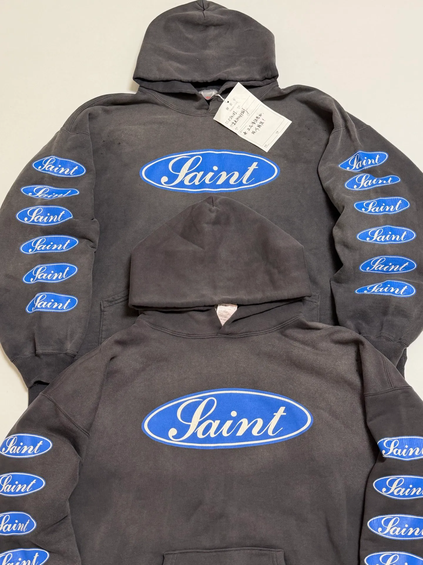 Pattern vs Original SAINT Mxxxxxx HOODIE/LOVE AMONG/BLK Blue SAINT Barrage Slogan Hoodie Washed Black S-XL The latest version has been modified many times. The version is closer to the original version and has a stronger street flavor! Heavy washing with water-sprayed fading process for stronger distressing effect. Handmade wormhole destruction treatment. Authentic level extreme distressed crack printing. The main mark and wash mark are all correct versions.